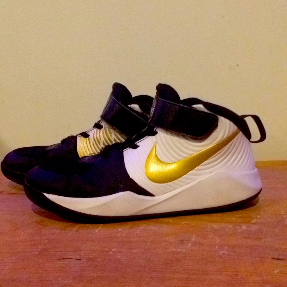 Nike team hustle boys basketball shoes